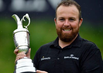 Shane Lawry hold the claret jug